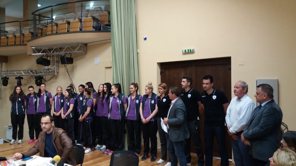 cornel ionica si echipa de volei (9)