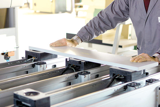 fabrica-mobila-muncitor