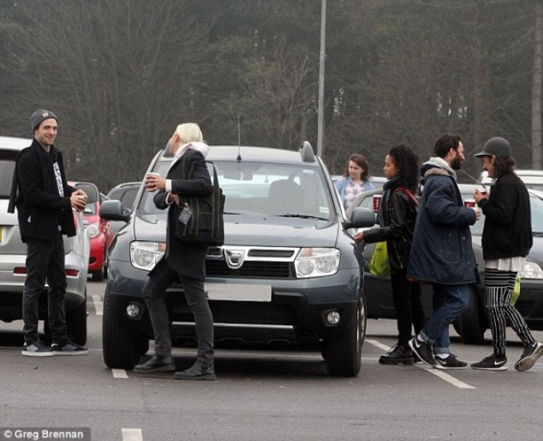robert-pattinson dacia duster