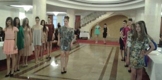 Cat este de FRUMOASA! Un sef de partid, cu fata la un eveniment de moda! AFLA cine