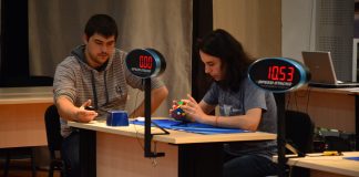 INCREDIBIL! A reușit să rezolve cubul Rubik legat la ochi in doar cateva secunde!