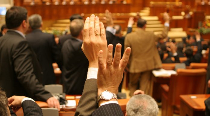 După 10 ani de conflict între Parlament şi Preşedinţie, o buna colaborare pe legea privind finantarea partidelor politice
