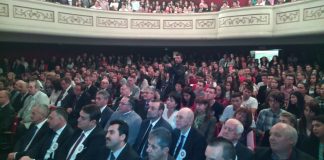 HAOS la deschiderea noului an universitar al UPIT! Studentii, pe la usi! Sala, neincapatoare