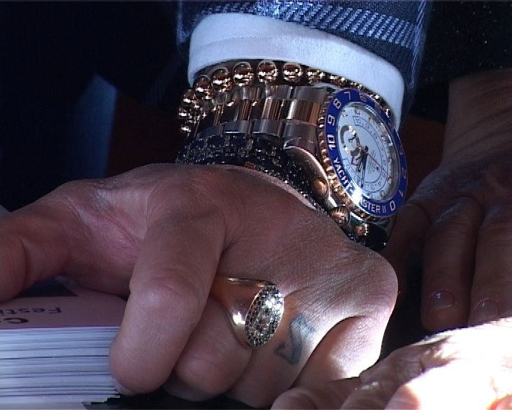 Ce persoana cunoscuta poarta asemenea accesorii la mana! A fost admirat de doamne si domnisoare