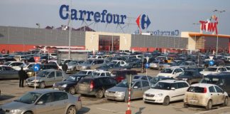 SPARGERE la o masina din parcarea Carrefour Pitesti! Spargatorii, fugariti de politisti, prin oras