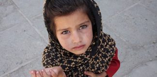 Acum, adusi la sediul DIICOT Pitesti! Cati bani au facut din copii pusi sa CERSEASCA. INCREDIBIL