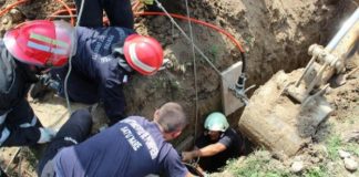 A fost INGROPAT de viu! Lucra la canalizare