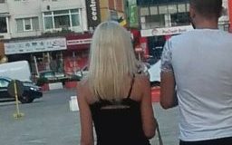 PAPARAZZI in centrul Pitestiului! Cu posteriorul la vedere, aceasta blonda a intors muuulte priviri