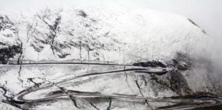 Circulația rutieră, în condiții de iarnă, pe Transfăgărășan. Cât măsoară stratul de zăpadă