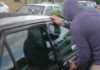 Cu mașina descuiată în parcare! I-a furat geanta. Avea o SUMĂ MARE DE BANI ÎN EA