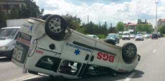 AMBULANȚĂ de dializă, implicată într-un ACCIDENT. Doi COPII și un adult, pe mâna medicilor
