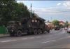 VIDEO. Chiar ACUM, pe străzile Piteștiului, ZECI de transportoare BLINDATE și camioane militare