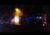 VIDEO. Mașină în FLĂCĂRI pe străzile Piteștiului. Mobilizare de FORȚE