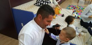 Primarul din Bradu s-a lăsat ”consultat” de un preșcolar, aflat în vizită la unitățile de învățământ modernizate