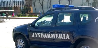 Un echipaj al Jandarmeriei Argeș, cu mașina în RÂU!