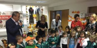 ”Sărbătoarea DOVLEACULUI” la Mioveni. Preșcolarii, costumați în dovleci, vampiri și vrăjitoare