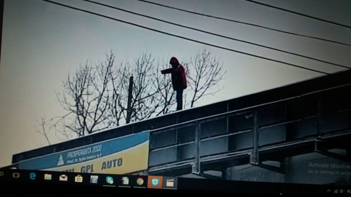 se arunca de pe pod