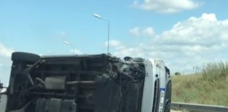 ACUM: Mașină RĂSTURNATĂ pe autostrada A1