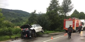 A intrat cu mașina într-un cap de pod. Șoferul, de 22 de ani, transportat de URGENȚĂ la spital