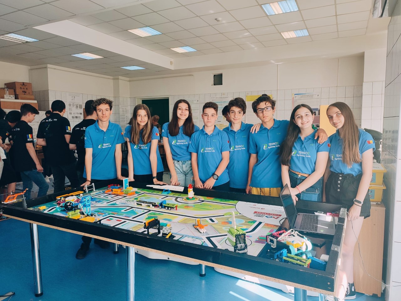 Chair As Crack pot Roweb susține dezvoltarea proiectelor educaționale locale prin  sponsorizarea echipei de robotica la Campionatul Mondial din Brazilia |  Ziarul Argesenilor