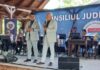 Amfitrinoul evenimentului si unul dintre invitatii speciali, outfit-uri asemanatoare! (foto)