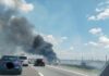Incendiu pe A1: Un autoturism a ars complet, flăcările s-au extins și la vegetația uscată
