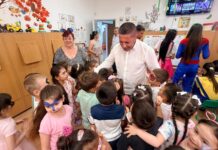 Bucurie și surprize pentru copiii din Bradu. Primarul Dan Stroe a oferit cadouri în școli și grădinițe