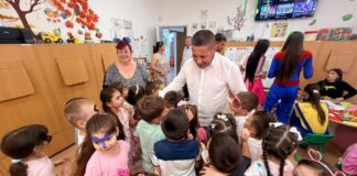 Bucurie și surprize pentru copiii din Bradu. Primarul Dan Stroe a oferit cadouri în școli și grădinițe