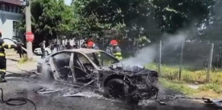 Incendiu auto în Argeș: un autoturism a ars în totalitate, alte trei au fost avariate