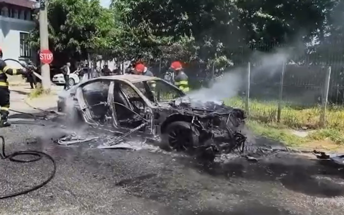 INCENDIU MASINA CAMPULUNG