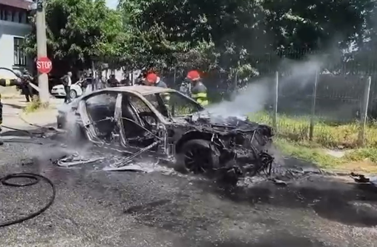 Incendiu auto în Argeș: un autoturism a ars în totalitate, alte trei au fost avariate